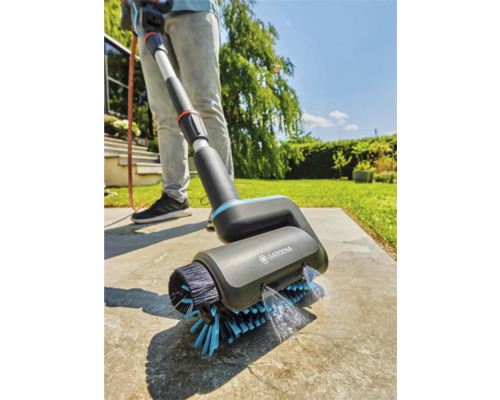 Gardena oppervlaktereiniger met borstel in gebruik op een terras