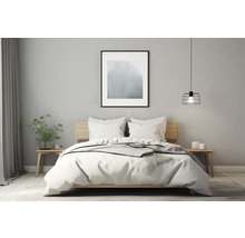 Slaapkamer met bed, nachtkastjes, lamp en decoratie voor een gezellige sfeer