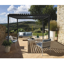 Terras met pergola, zitmeubels en uitzicht op het landschap