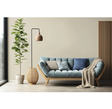 Woonkamer met bank, vloerlamp en kamerplant