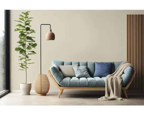 Woonkamer met bank, vloerlamp en kamerplant