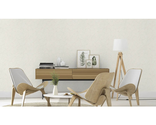 Lichte woonkamer met gestructureerd behang, houten fauteuil, staande lamp en dressoir