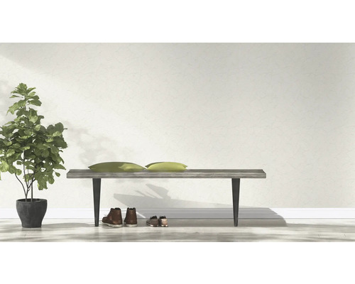 Lichte, vriendelijke scène met bank, kussens, plant en schoenen tegen een gestructureerde wand