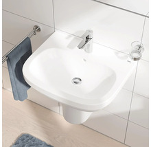 Witte wandwastafel met kraan, handdoekhouder en tandenborstelbekerhouder