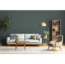 Woonkamer met bank, fauteuil, salontafel, bijzettafel, vloerlamp en boekenkast