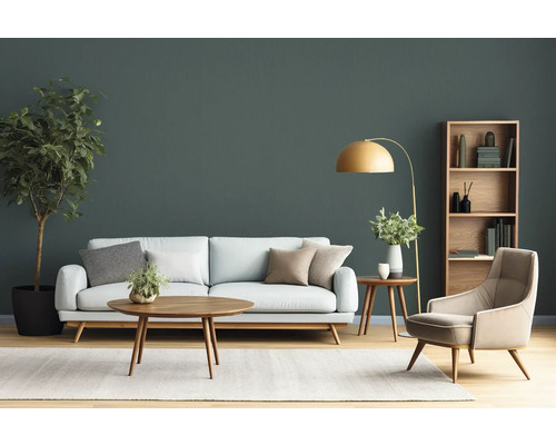 Woonkamer met bank, fauteuil, salontafel, bijzettafel, vloerlamp en boekenkast