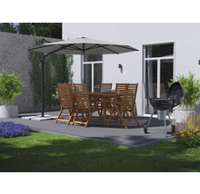 Terrasscène met houten tuinmeubelset, parasol en barbecue