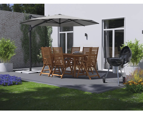 Terrasscène met houten tuinmeubelset, parasol en barbecue