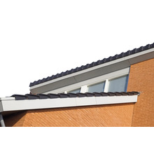 Close-up van een huis met dakpannen, dakraam en bakstenen