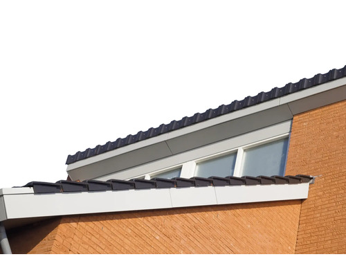 Close-up van een huis met dakpannen, dakraam en bakstenen