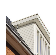 Detailopname van een huis met dakgoot en gevelbekleding