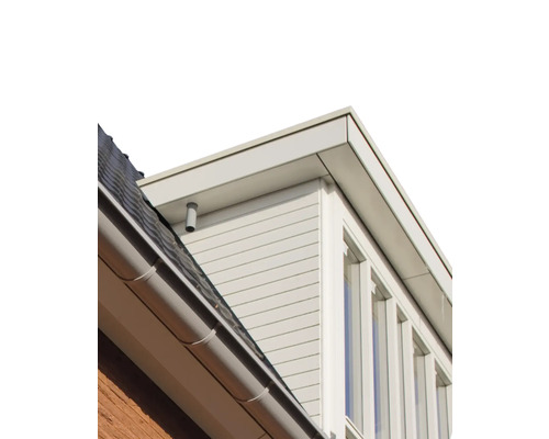 Detailopname van een huis met dakgoot en gevelbekleding
