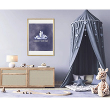 Kinderkamer met hemelbed, commode en ingelijste muurschildering