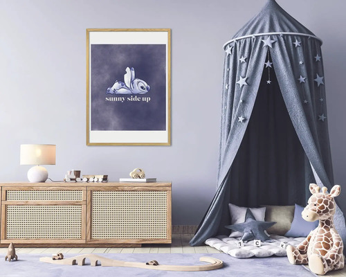 Decoratieve kinderkamer met poster, hemelbed en speelgoed