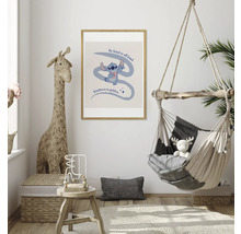 Kinderkamerdecoratie met ingelijste Stitch poster, giraffefiguur en hangstoel