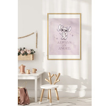 Decoratieve kinderkamer met poster met een cartoonmotief en de tekst 'Always an Angel'.