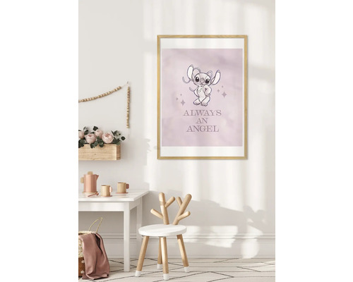 Decoratieve kinderkamer met ingelijste engelafbeelding en houten stoel