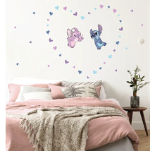 Wanddecoratie met Stitch en Angel stickers in de slaapkamer boven een bed