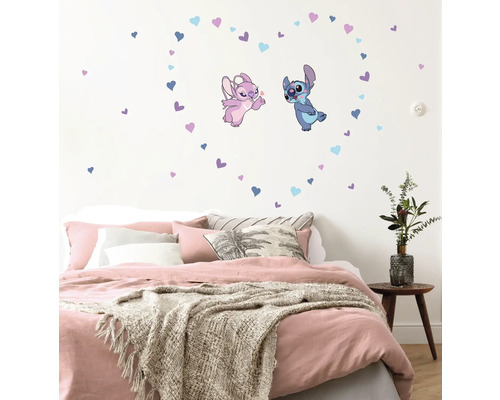 Wanddecoratie met Stitch en Angel stickers in de slaapkamer boven een bed