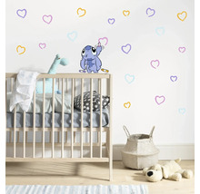 Kinderkamer met kinderbed, wasmand, speelgoed en muursticker met harten en Stitch motief