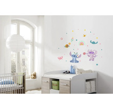 Babykamer met muurstickers, commode en kinderbed