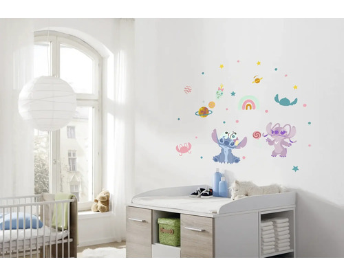 Babykamer met muurstickers, commode en kinderbed