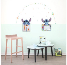 Decoratieve kinderkamer met muurstickers, tafel en stoel