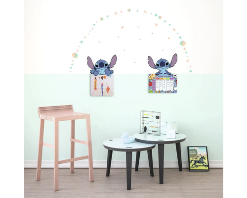 Decoratieve kinderkamer met muurstickers, tafel en stoel