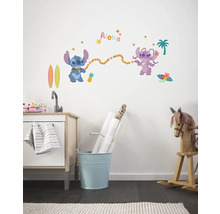 Decoratieve kinderkamer met muursticker, speelkeuken en hobbelpaard.