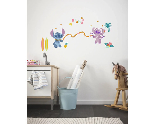 Decoratieve kinderkamer met muursticker, speelkeuken en hobbelpaard.