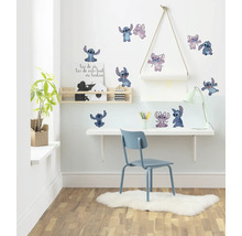 Decoratieve kamer met muurstickers met Stitch-motieven, bureau en stoel.