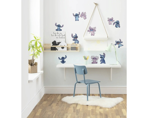 Decoratieve kamer met muurstickers met Stitch-motieven, bureau en stoel.