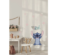 Kinderkamer met muursticker, tafel en stoel