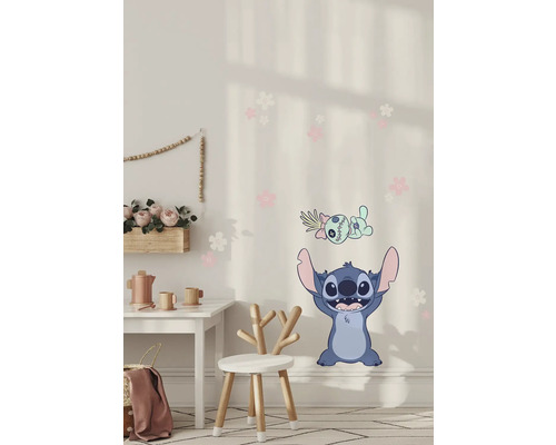 Kinderkamer met muursticker, tafel en stoel