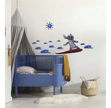 Kinderkamer met blauw kinderbed en muursticker met Stitch motief op een surfboard