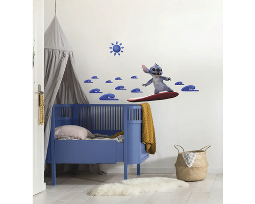 Kinderkamer met blauw kinderbed en muursticker met Stitch motief op een surfboard