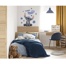 Kinderkamer met bed, bureau en muursticker