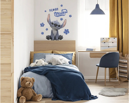 Kinderkamer met bed, bureau en muursticker