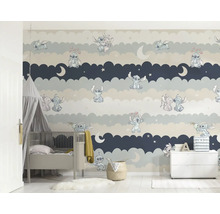 Kinderkamer met kinderbed, commode en behang met Stitch-motieven