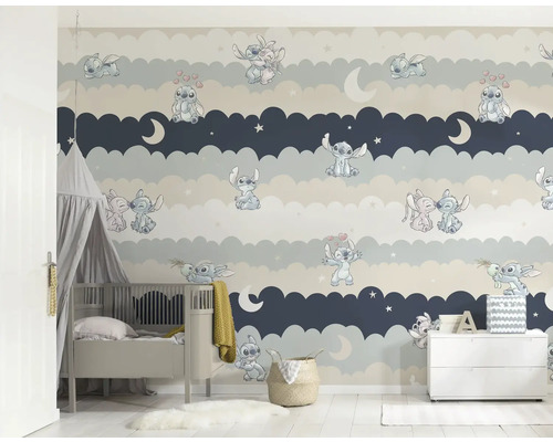 Kinderkamer met kinderbed, commode en behang met Stitch-motieven