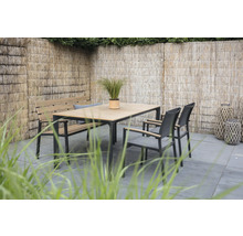 Tuinscene met eettafel, bank en stoelen voor een gevlochten schutting