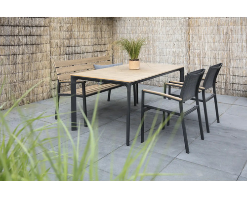 Tuinzitgroep met tafel, bank en stoelen op een terras