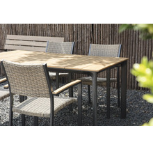 Tuinscene met eettafel en stoelen buiten