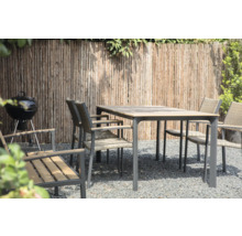 Tuinscene met tuintafel, stoelen, barbecue en houten schutting