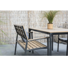 Tuinscene met tafel, stoel en plant in pot