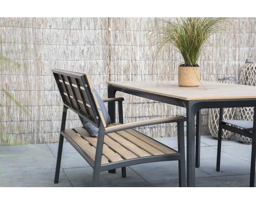 Tuinscene met tafel, stoel en plant in pot