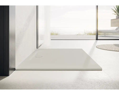 Gelijkvloerse douchebak in een lichte badkamer.