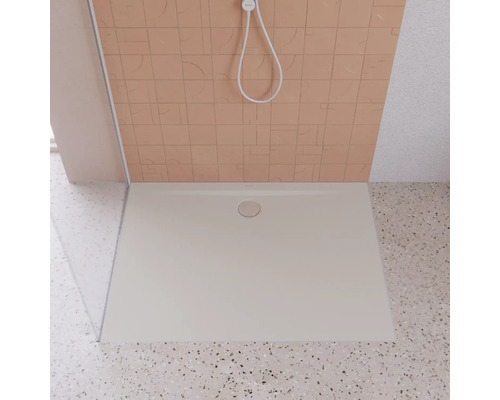 Douchebak in badkamer met douchekop aan de muur