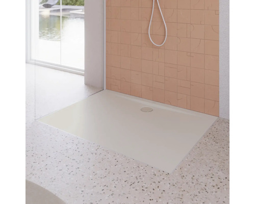 Inloopdouche met vlakke douchebak en betegelde wand