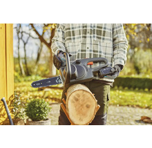 Gardena accukettingzaag met boomstam